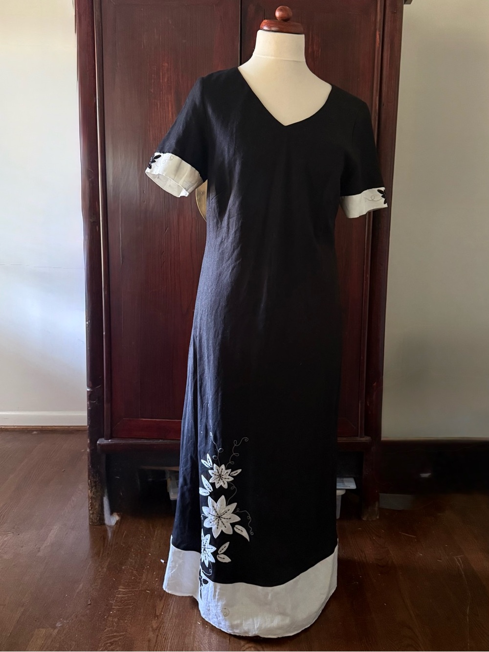 Kenar Black Maxi Dress with White Floral Embroidery